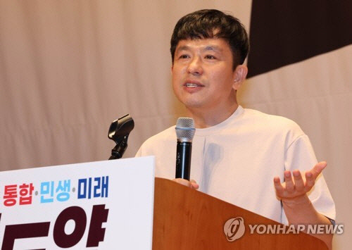이지성 작가가 25일 충남 천안시 재능교육연수원에서 열린 국민의힘 '2022 국회의원 연찬회'에서 '대체되지 않는 정당을 만드는 법'이란 주제로 특강을 하고 있다.   연합뉴스